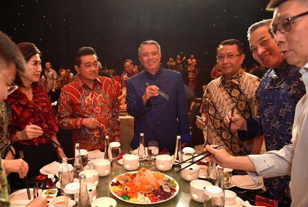 Tersenyum Bersama Nasabah