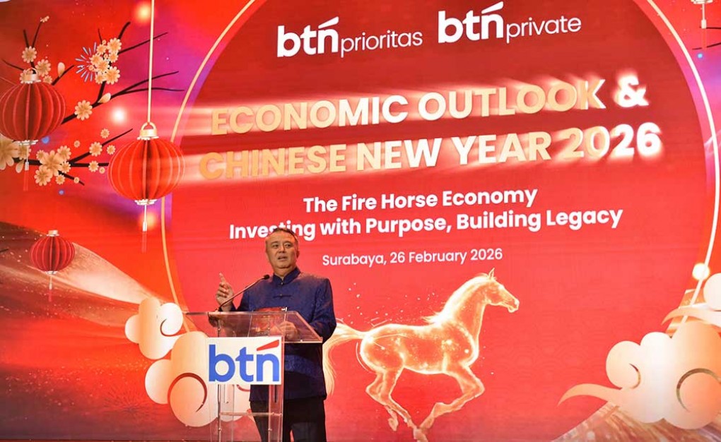 Tersenyum Bersama Nasabah