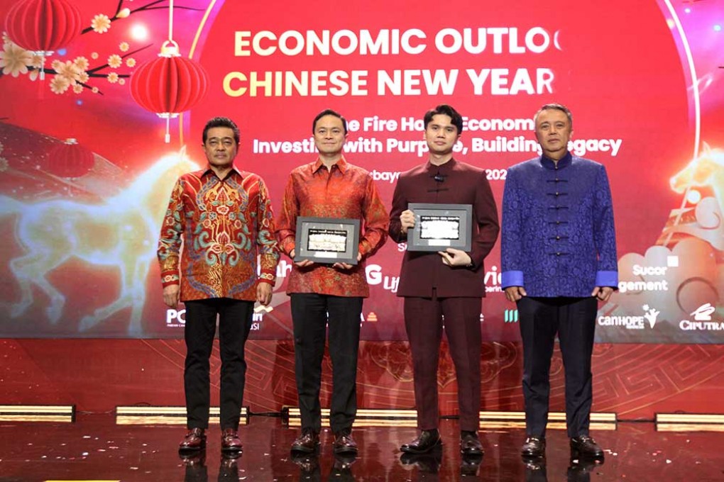 Tersenyum Bersama Nasabah