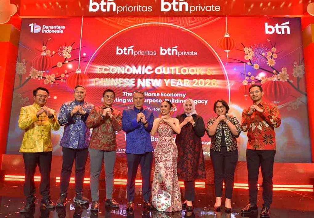 Tersenyum Bersama Nasabah