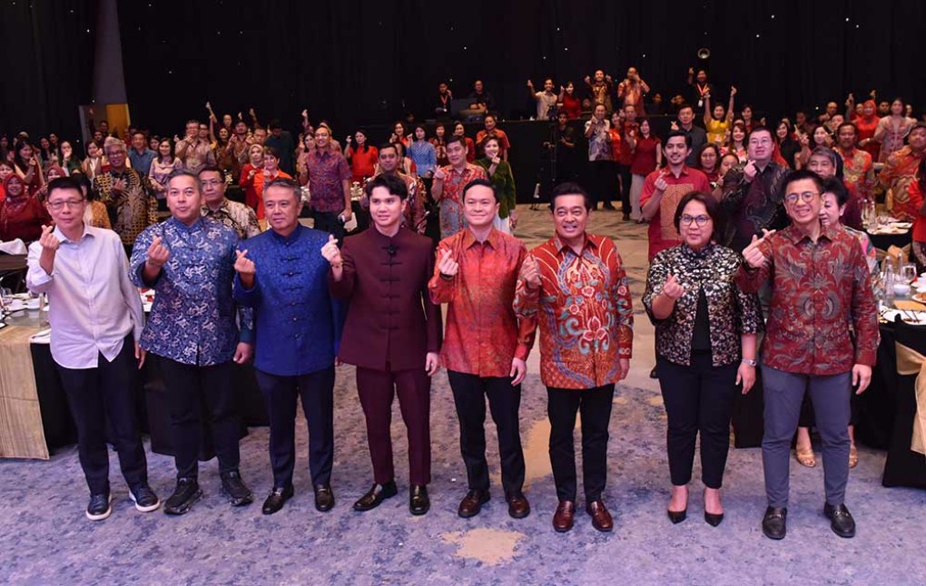 Tersenyum Bersama Nasabah