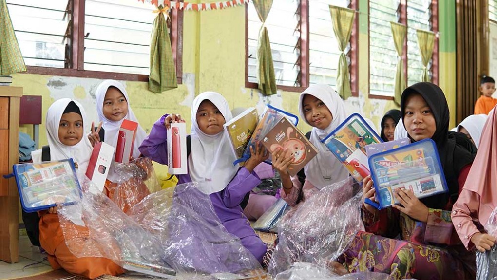 BTN Dan Danantara Salurkan Paket Perlengkapan Sekolah Bagi Anak Indonesia