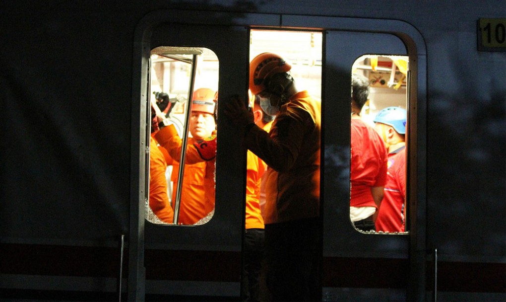 Petugas Lakukan Evakuasi Gerbong Kereta Api Pasca Insiden