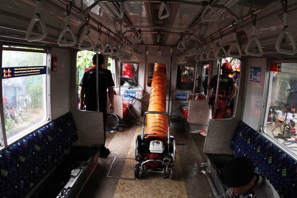 Petugas Lakukan Evakuasi Gerbong Kereta Api Pasca Insiden