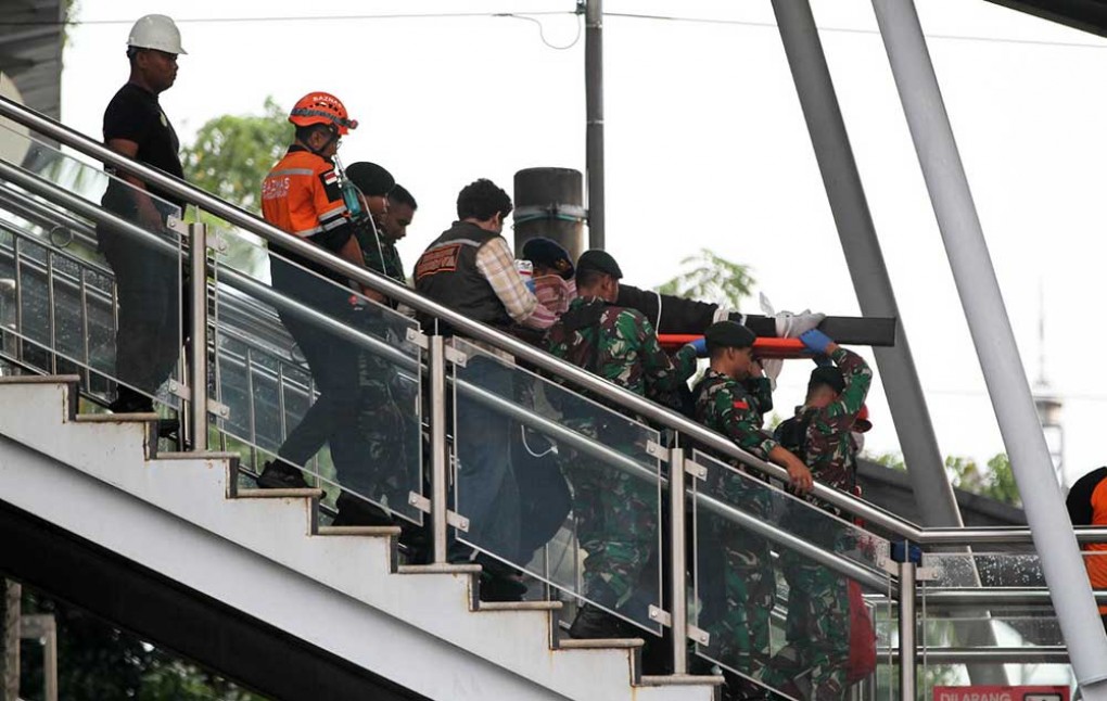 Petugas Lakukan Evakuasi Gerbong Kereta Api Pasca Insiden