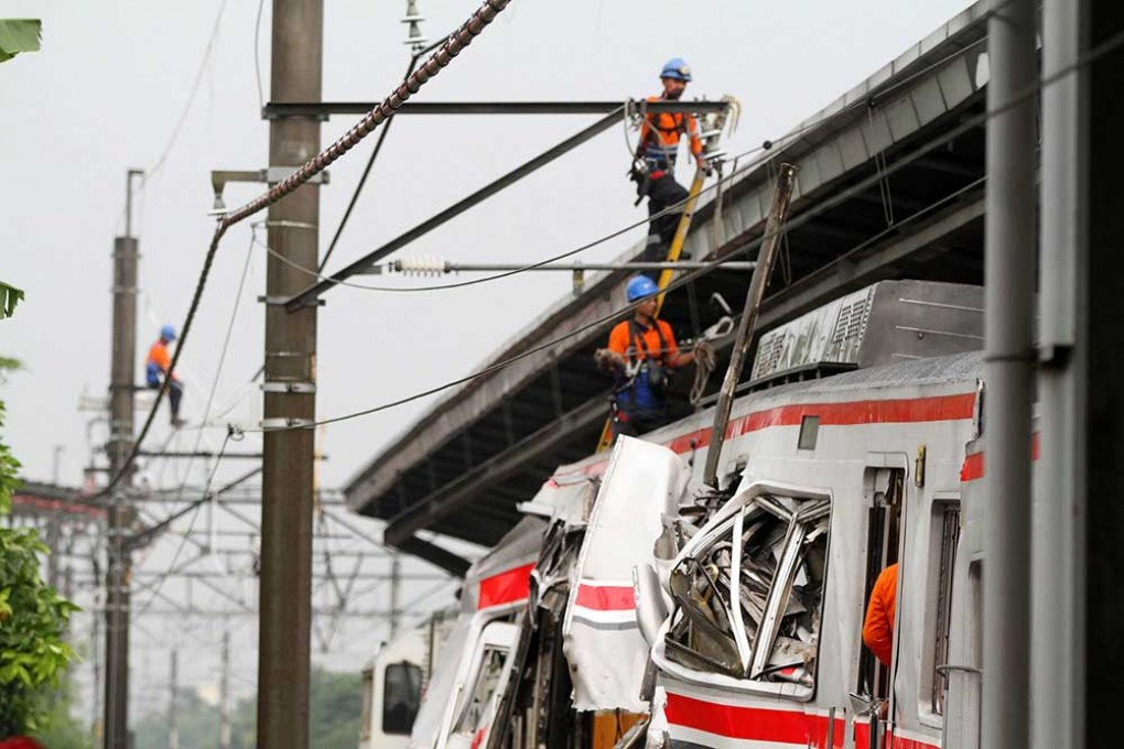 Petugas Lakukan Evakuasi Gerbong Kereta Api Pasca Insiden