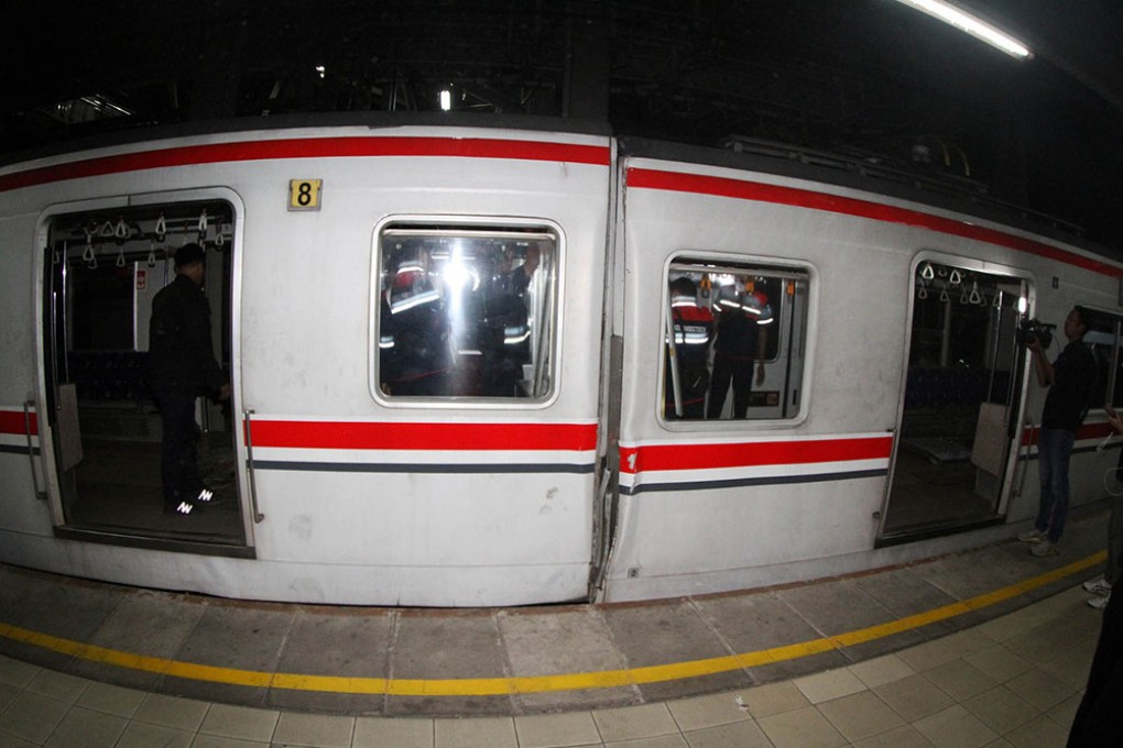 Petugas Lakukan Evakuasi Gerbong Kereta Api Pasca Insiden