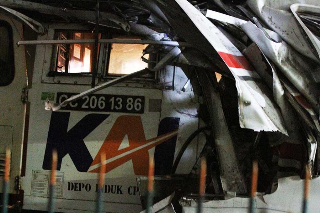 Petugas Lakukan Evakuasi Gerbong Kereta Api Pasca Insiden