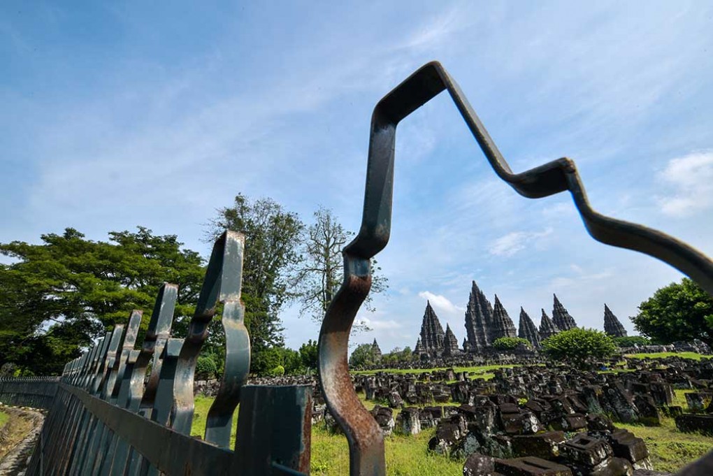 Candi Prambanan Tampil Asri di Balik Rindangnya Alam
