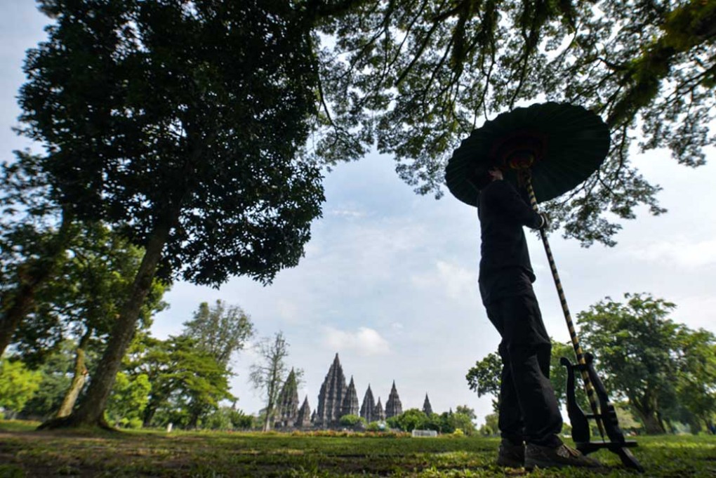 Candi Prambanan Tampil Asri di Balik Rindangnya Alam