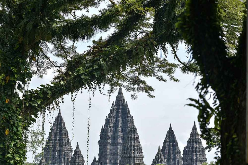 Candi Prambanan Tampil Asri di Balik Rindangnya Alam
