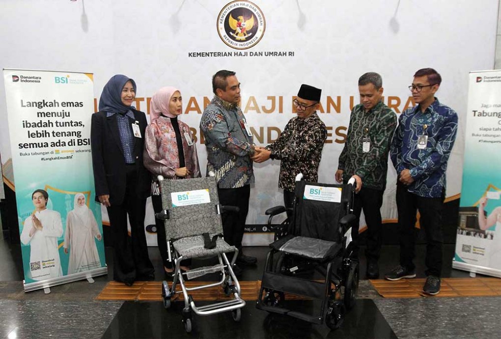 BSI Salurkan 600 Kursi Roda untuk Jamaah Haji di Tanah Suci