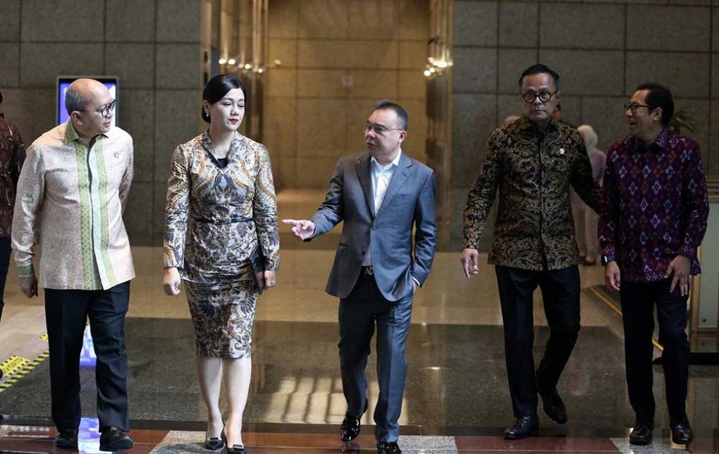 Di Tengah Tekanan IHSG, Dasco Datangi Bursa Efek Indonesia Bersama Rosan