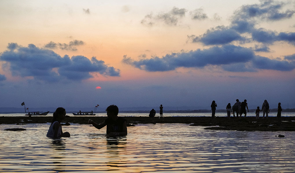 Menikmati Syahdu dan Romantisme Sunset Pangandaran